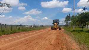 Maquinaria vial de la Gobernación, mejora tramo caminero de Arazape - Noticiero Paraguay