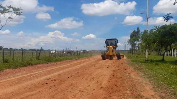 Maquinaria vial de la Gobernación, mejora tramo caminero de Arazape - Noticiero Paraguay