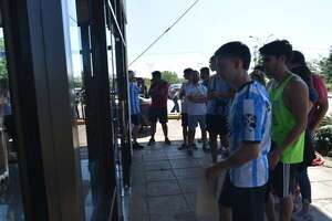 Hinchas de Racing, los primeros en cruzar por el paso fronterizo Ayolas-Ituzaingó - Nacionales - ABC Color