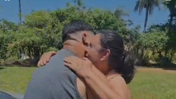 Video: Sorprendió a su mamá en su cumple luego de 10 años