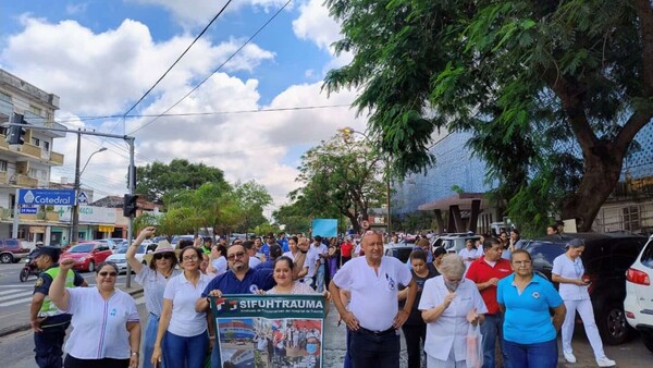 Trabajadores del Hospital de Trauma protestan para exigir aumento por insalubridad