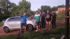 Cayó con su vehículo a una zanja en Ypané y los muchachos le ayudaron