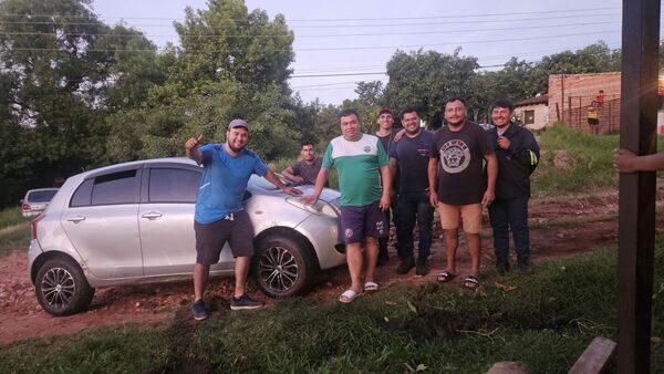 Cayó con su vehículo a una zanja en Ypané y los muchachos le ayudaron