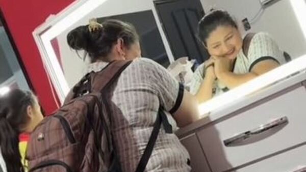 Sorprendió a su doña con un mueble de maquillajes: “Ella es muy valiosa”