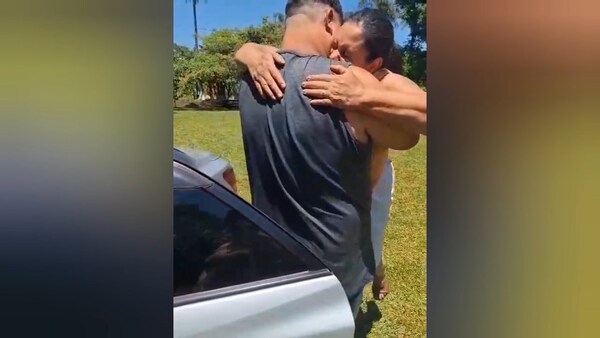 Sorprendió a su mamá en su cumple luego de 10 años