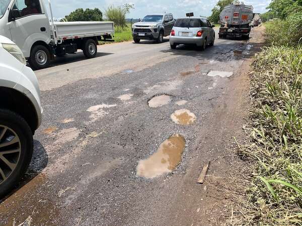 La ruta D027, que cruza frente al Aeropuerto Internacional, está minada de baches - Nacionales - ABC Color