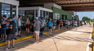 Habilitación del cruce fronterizo entre Ayolas e Ituzaingó genera gran movimiento de pasajeros - .::Agencia IP::.