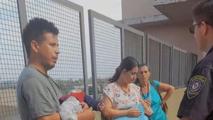Imputan a padre que amenazó con suicidarse con su bebé