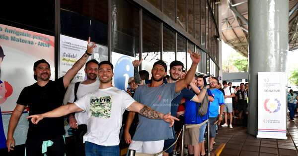 La Nación / Puente de la Amistad: futboleros forman fila de cien metros frente a Migraciones
