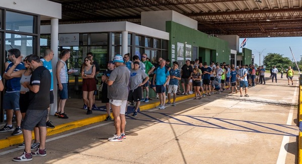 Gran movimiento de pasajeros en el rehabilitado cruce fronterizo entre Ayolas e Ituzaingó
