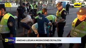 Hinchas de Racing llenan Migraciones de Falcón: incautan bebidas y elementos punzantes - ABC Noticias - ABC Color