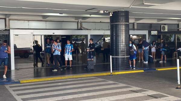 Hinchas de Racing y Cruzeiro arriban al Aeropuerto Silvio Pettirossi para la final de la Copa Sudamericana - Nacionales - ABC Color