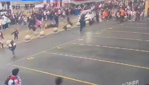 (Video) Detienen a un hombre que atropelló a varios niños frente a una escuela en China
