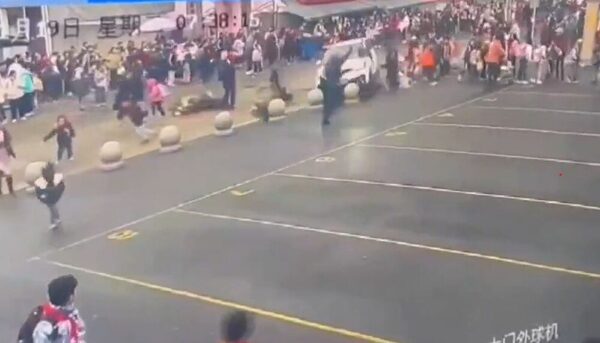 (Video) Detienen a un hombre que atropelló a varios niños frente a una escuela en China