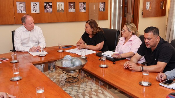 Postergar la reforma laboral piden centrales obreras a titular del MEF