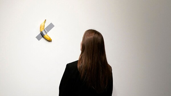 Subasta y controversia por una banana pegada a la pared