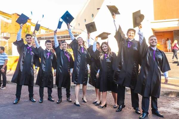 Universidad Católica Campus Itapúa celebra la graduación de 380 nuevos profesionales
