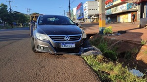 Automóvil cayó a un desagüe sobre la ruta internacional
