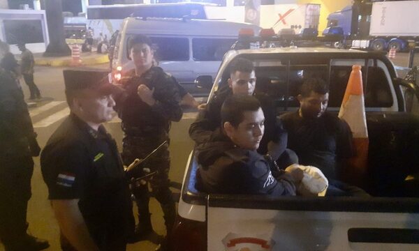 Atrapan a tres robacoches brasileños en la Aduana local