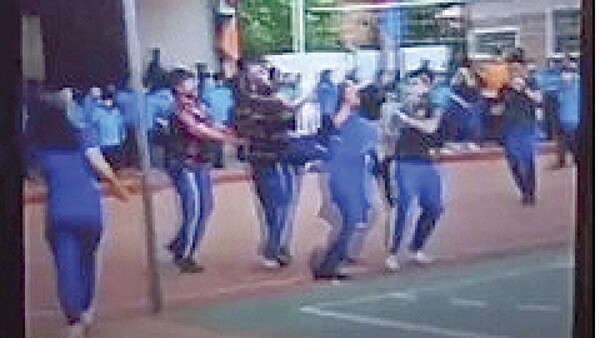 En cole sin profes, los alumnos se tonguean