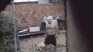 “Tengo tres gallinas nomás y mi vecino me tira piedras por eso”