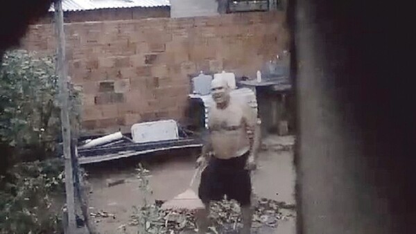 “Tengo tres gallinas nomás y mi vecino me tira piedras por eso”
