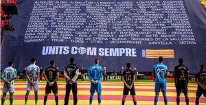 Versus / Valencia y Betis realizan emotivo homenaje a víctimas de inundaciones