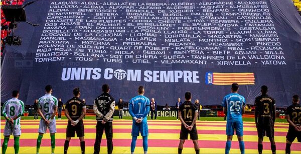 Versus / Valencia y Betis realizan emotivo homenaje a víctimas de inundaciones