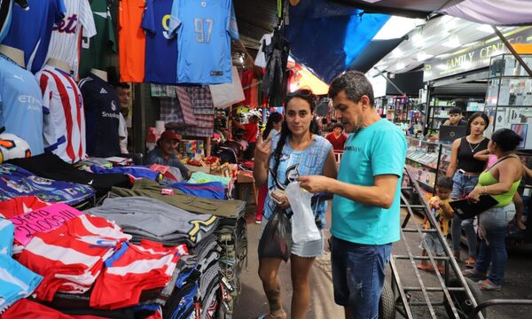 (GALERIA)En el mercado 4 hacen su agosto con remeras de Racing y Cruzeiro