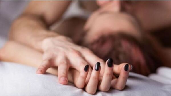 “Le seguí a mi novia y pillé que se escapa por las noches con su amante”