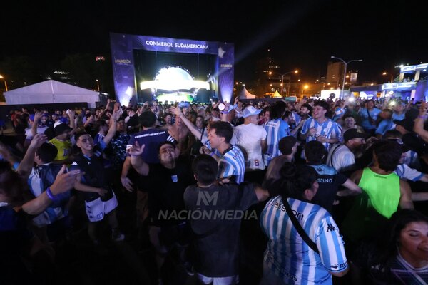 Versus / Asunción enamora a los hinchas extranjeros y es una fiesta: "El mejor lugar del mundo"
