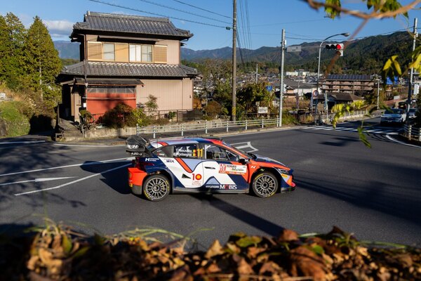 Versus / Tänak sigue líder en Japón, pero Neuville se acerca al título WRC