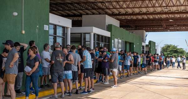 La Nación / Los hinchas de Racing y Cruzeiro siguen ingresando por diferentes puestos fronterizos