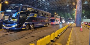 Aún llegan extranjeros, faltando poco más de dos horas para el partido Racing-Cruzeiro
