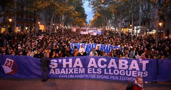 La Nación / Más de 20.000 personas protestan en Barcelona contra precio de alquileres