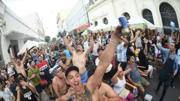 Así vibraron los hinchas de Racing en las calles de Asunción