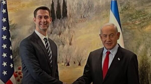 Asesor de Trump, Tom Cottom, reaccionó a la orden de arresto contra Netanyahu amenazando con invadir Holanda si se cumplía