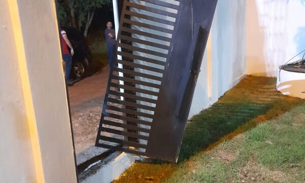 Delincuentes vestidos de policía cometen violento asalto domiciliario