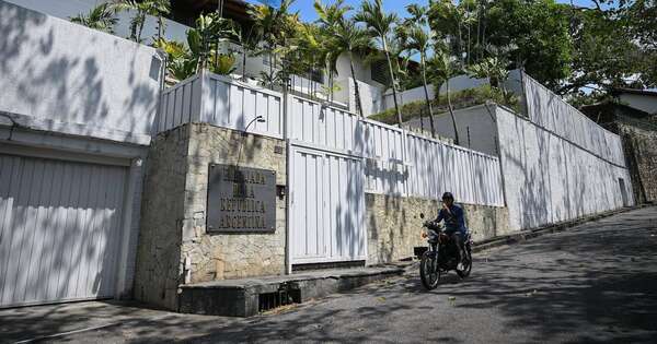 La Nación / Funcionarios encapuchados y drones asedian embajada de Argentina en Caracas, Venezuela
