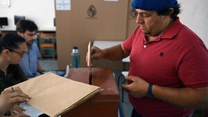 Uruguay elige a su próximo presidente en un balotaje de final abierto