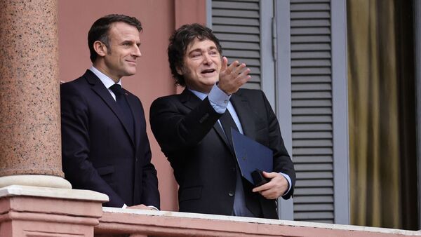 Macron asegura que no vio "a Maradona ni a Messi" en su visita a Argentina