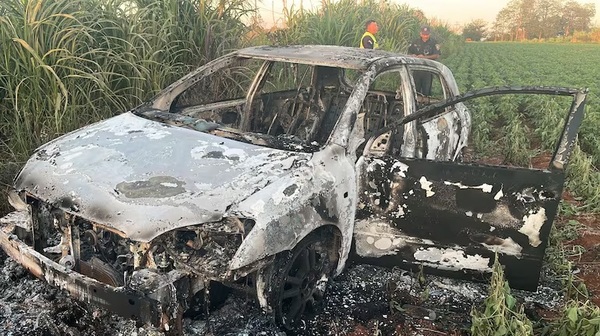 Hallan automóvil incinerado en sojal de Minga Guazú