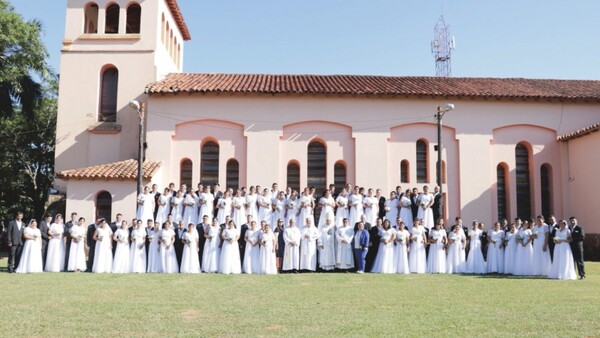 Boda comunitaria: Se conocieron en el micro y ahora están casados
