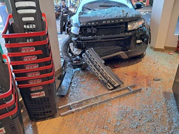 Brasileño ingresa al supermercado con su camioneta tras chocar blíndex y se niega al alcotest - ABC en el Este - ABC Color