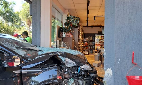 Vehículo impacta contra local de Biggie