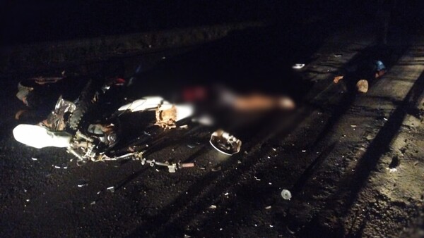 Colisión frontal entre dos motos deja dos fallecidos y un herido grave en Loreto