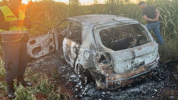Video: Hallan vehículo incinerado en Minga Guazú