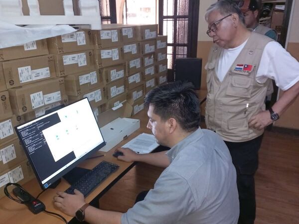 Entregan equipos informáticos a tres regiones sanitarias para avanzar en transformación digital - .::Agencia IP::.