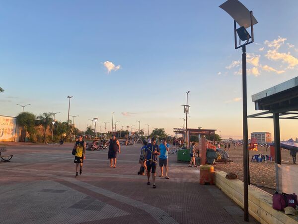Llegó la temporada de sol, playa y arena: Turistas copan la playa San José de Encarnación