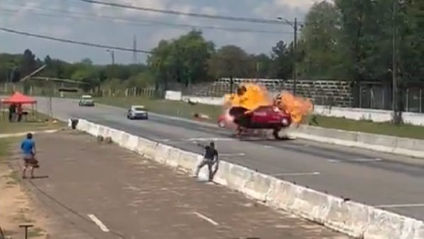 Video: Aparatoso triple choque durante una carrera en autódromo